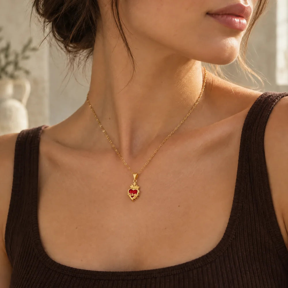 Colar Sagrado Coração Cor Banhado a Ouro em modelo, com pingente em escala realista
