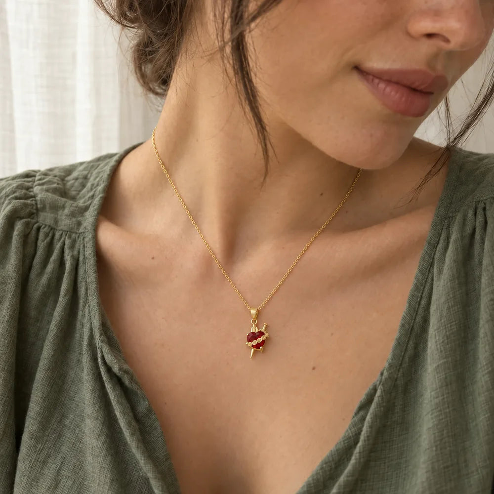 Colar Sagrado Coração Fides Banhado a Ouro em modelo, com pingente em escala realista