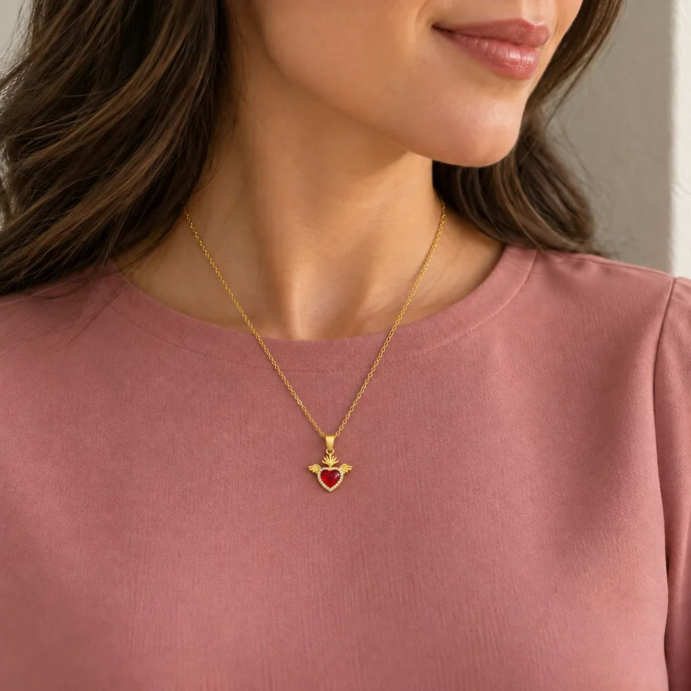 Colar Sagrado Coração Lux Cordis Banhado a Ouro em modelo, com pingente em escala realista