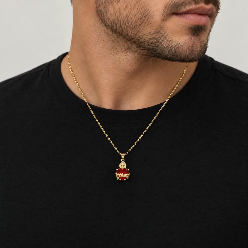 Colar Sagrado Coração Gaudium Banhado a Ouro em modelo masculino, com pingente em escala realista