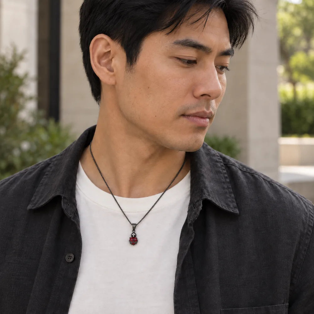 Colar Sagrado Coração Serenitas com acabamento preto em modelo masculino