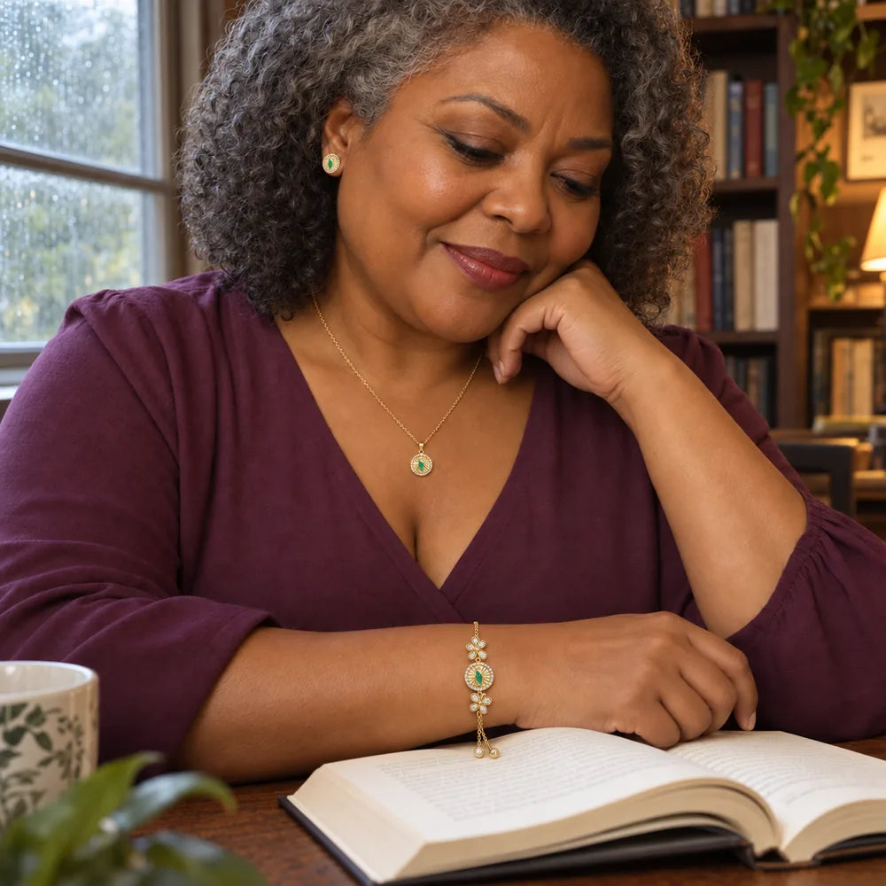 Kit Devocional São Judas Tadeu e Nossa Senhora Consolatio banhado a ouro em modelo madura em sala de leitura