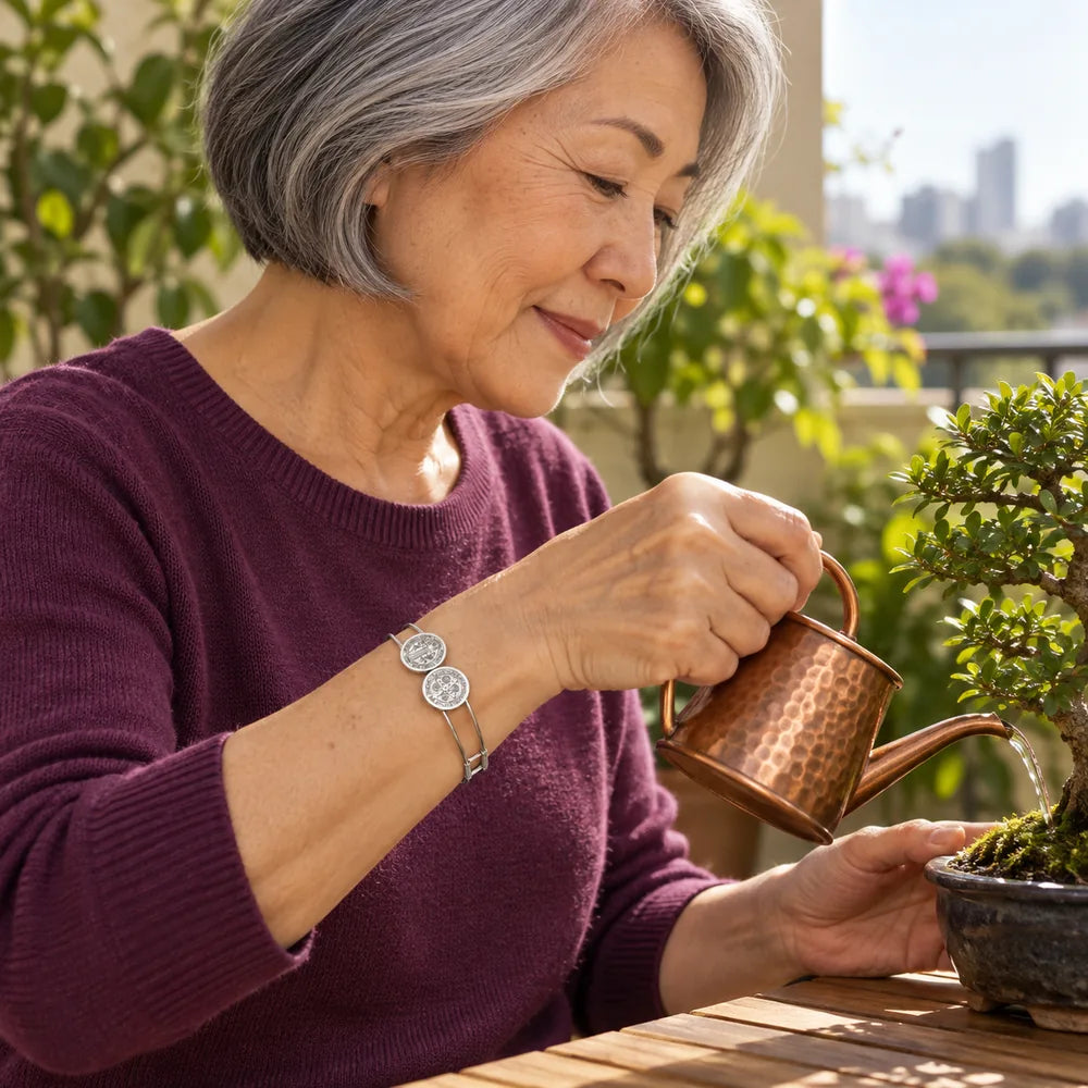 Bracelete São Bento Crux Sancti Patris em prata em modelo madura com bonsai
