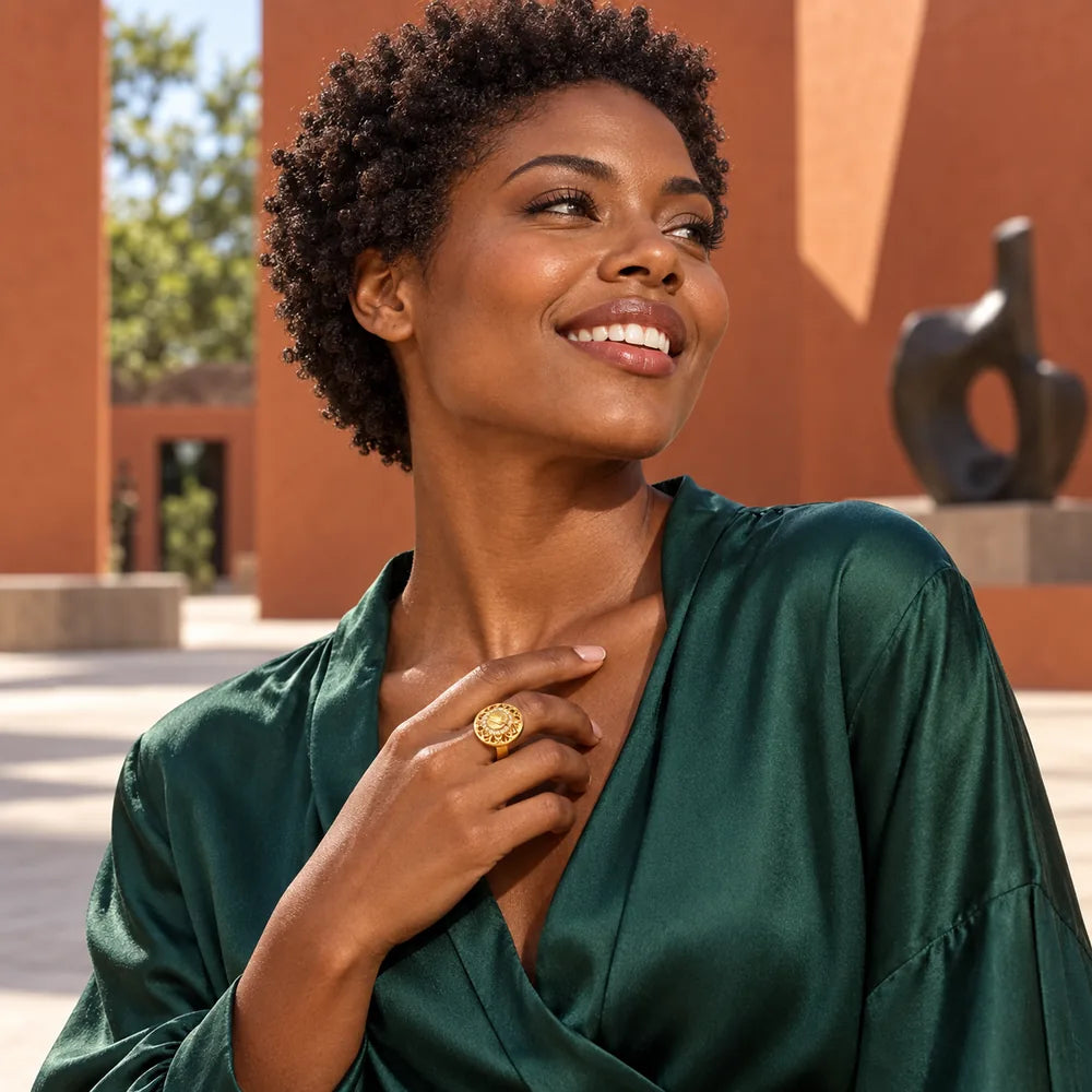 Anel Nossa Senhora Ajustável Gratia banhado a ouro em modelo no pátio de arte