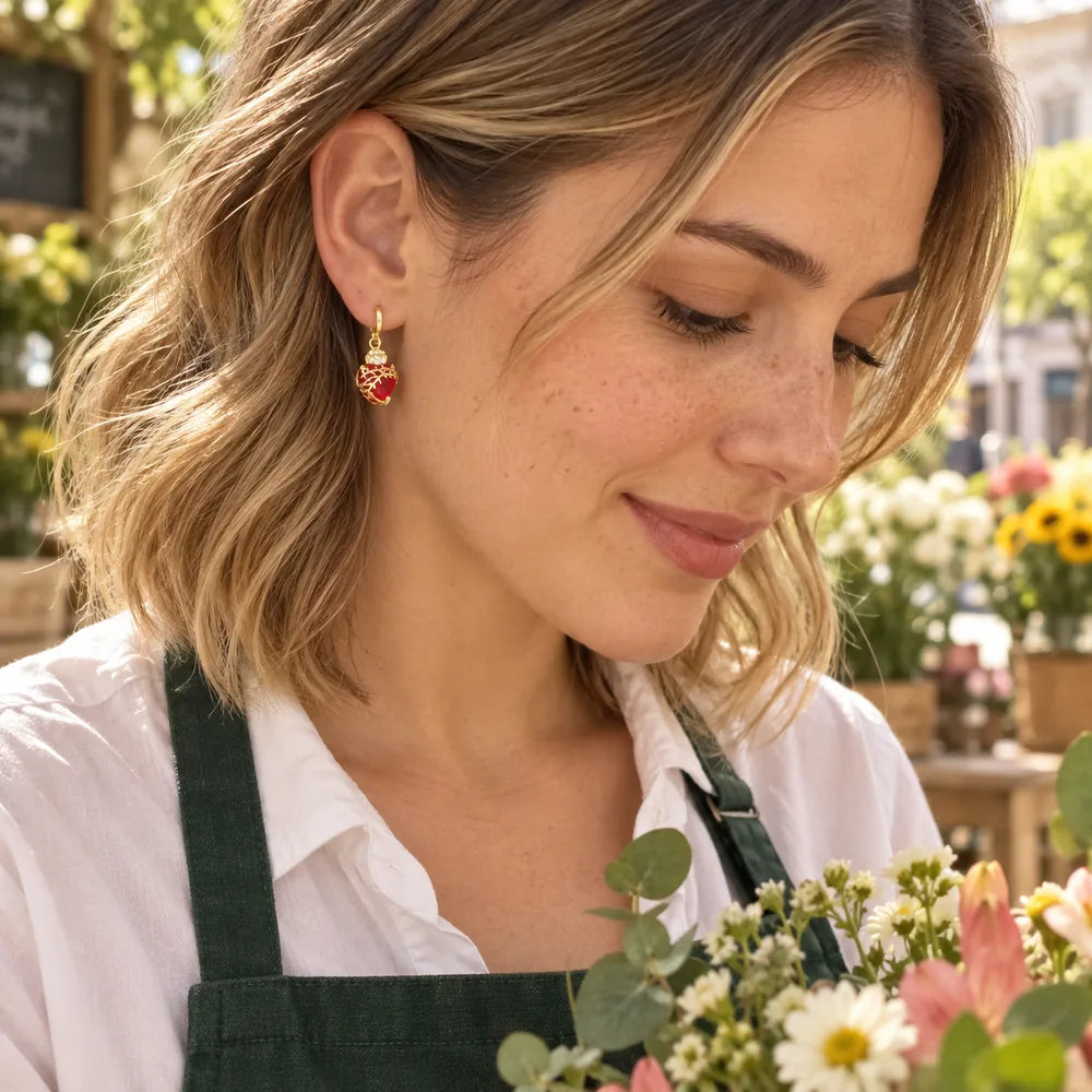 Brinco Sagrado Coração Ardor banhado a ouro em modelo no ateliê floral
