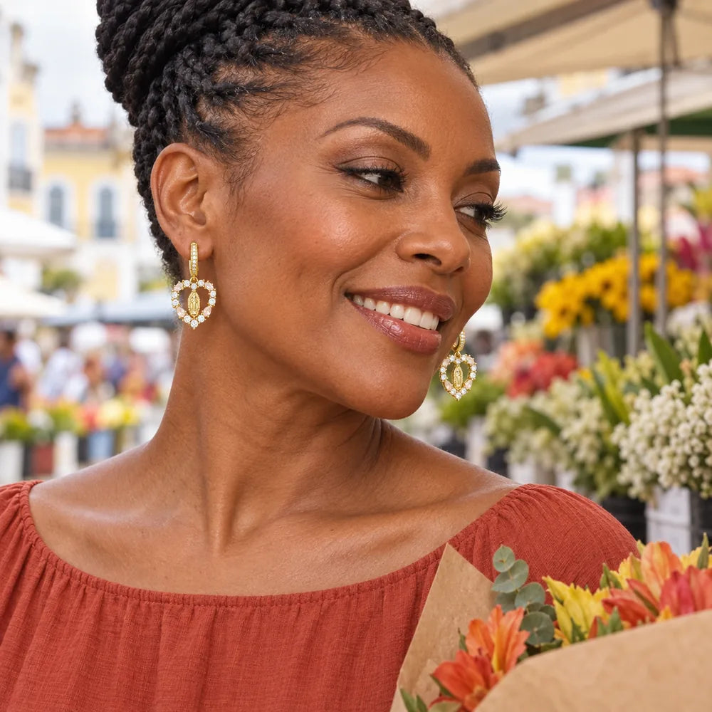 Brinco Coração Nossa Senhora Mater Amabilis banhado a ouro em modelo no mercado de flores