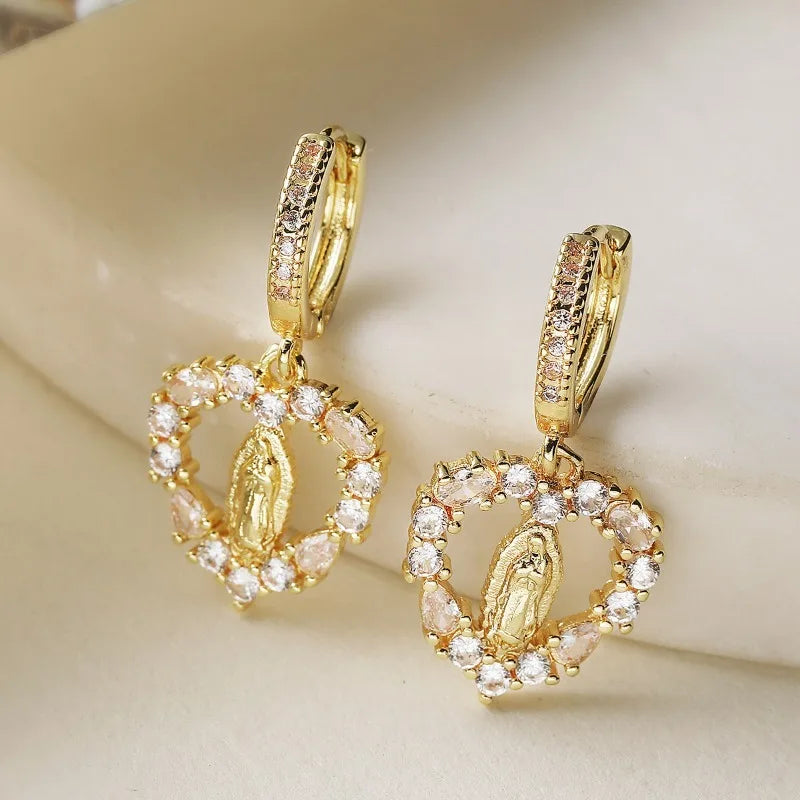 Brinco Coração Nossa Senhora Mater Amabilis Banhado a Ouro com Strass