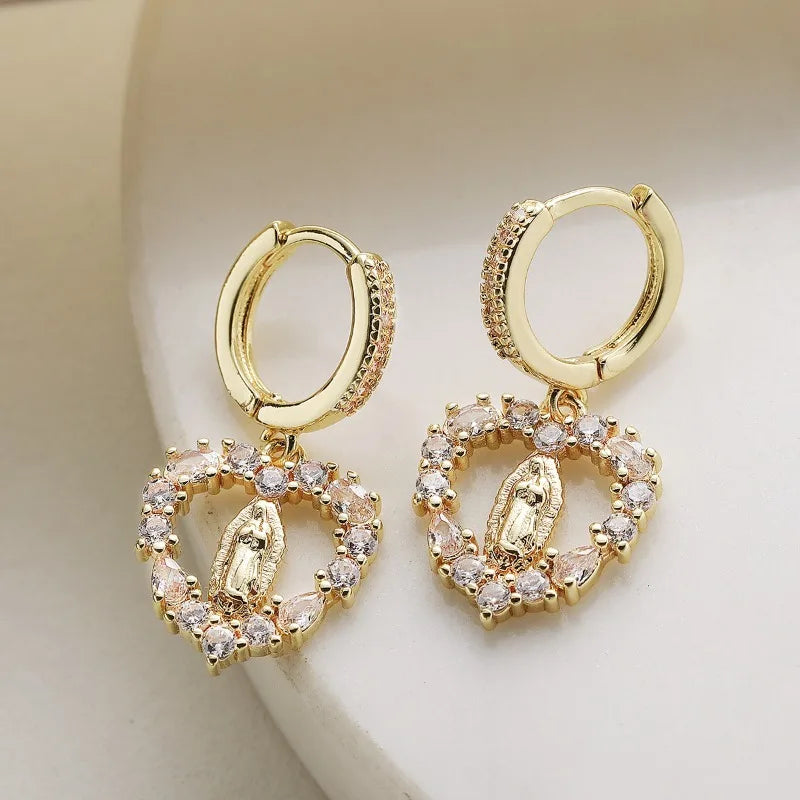 Brinco Coração Nossa Senhora Mater Amabilis Banhado a Ouro com Strass