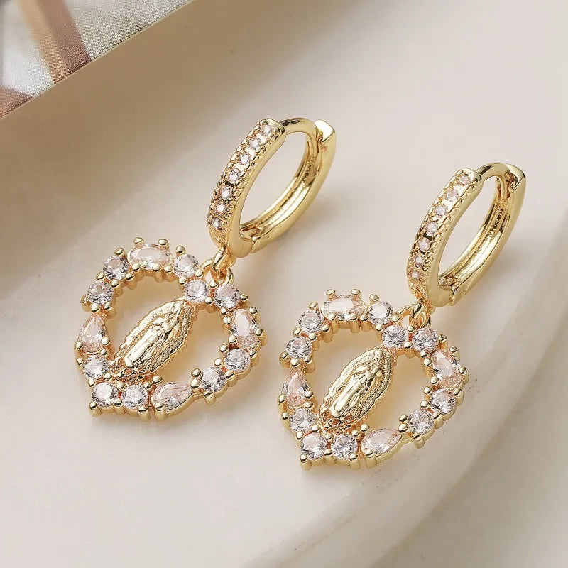 Brinco Coração Nossa Senhora Mater Amabilis Banhado a Ouro com Strass