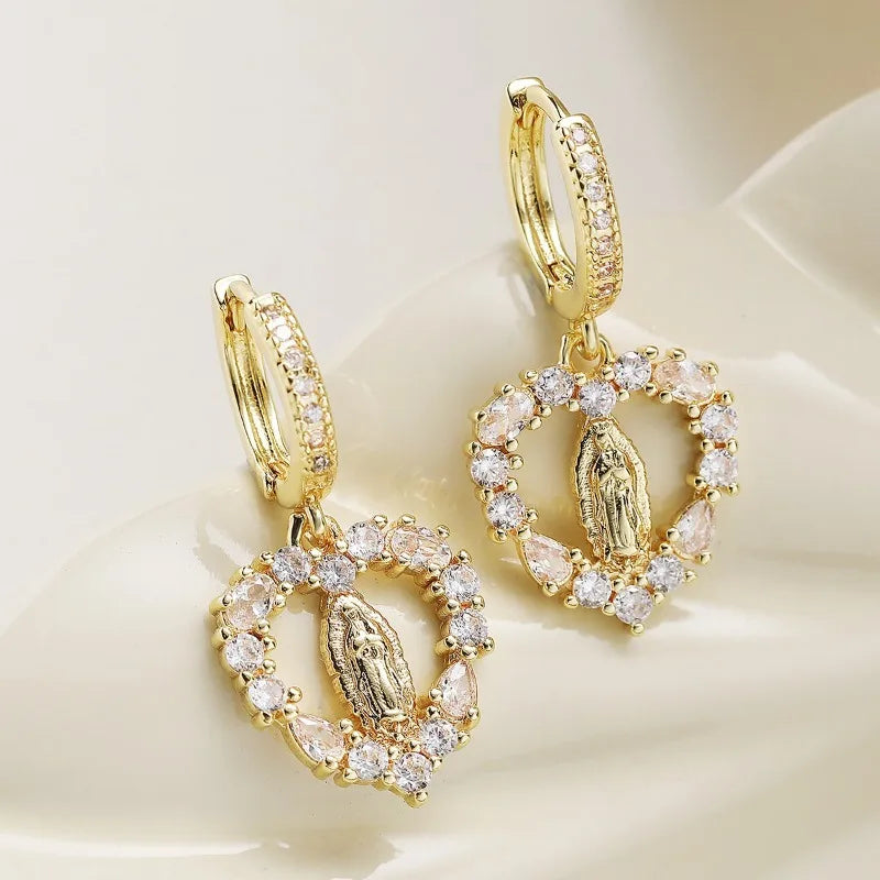 Brinco Coração Nossa Senhora Mater Amabilis Banhado a Ouro com Strass