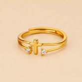 Anel cruz ajustável dourado com zircônias em fundo nude bege Soul Fé