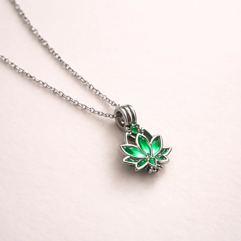 colar-flor-de-lotus-brilha-no-escuro-renovacao-e-harmonia-soul-fe