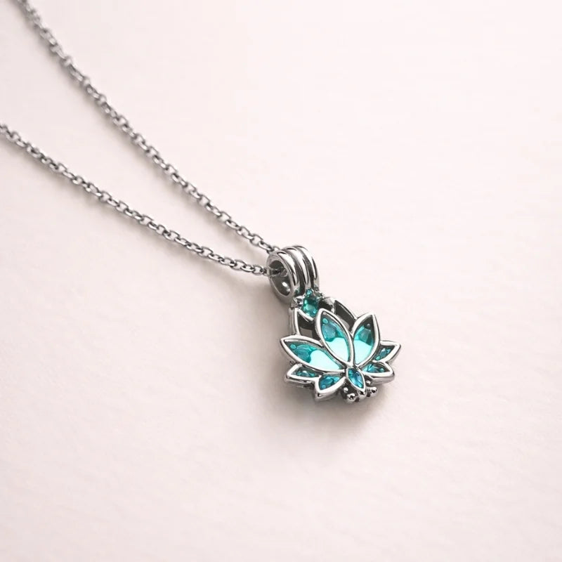 colar-flor-de-lotus-brilha-no-escuro-renovacao-e-harmonia-soul-fe