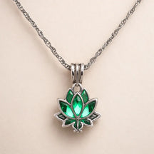 colar-flor-de-lotus-brilha-no-escuro-renovacao-e-harmonia-soul-fe