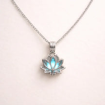 colar-flor-de-lotus-brilha-no-escuro-renovacao-e-harmonia-soul-fe