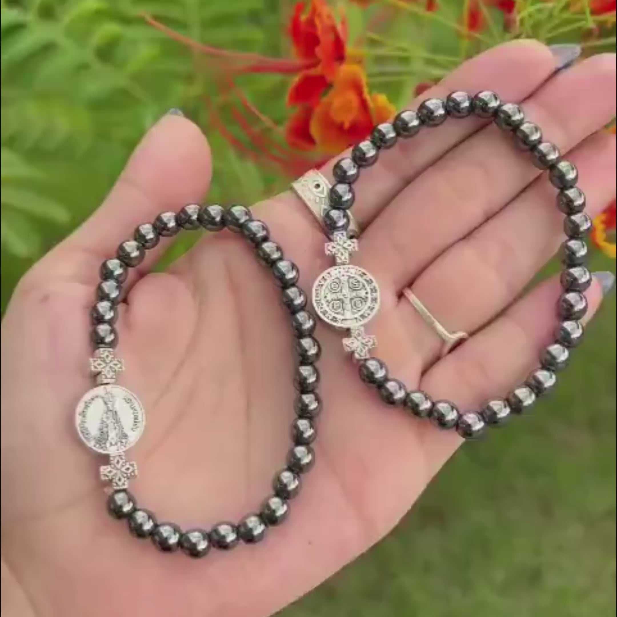 Pulseira São Bento Masculina em Hematita – Proteção e Fé