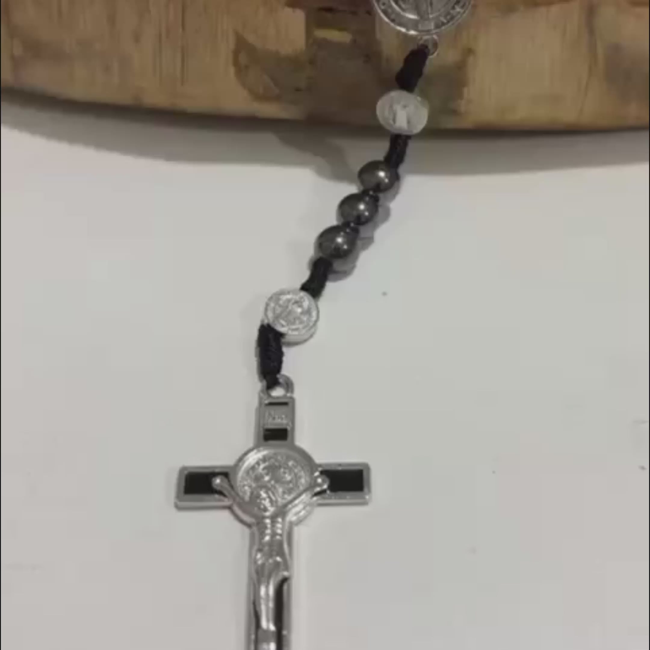 Pulseira e Terço São Bento em Hematita – Fé e Proteção