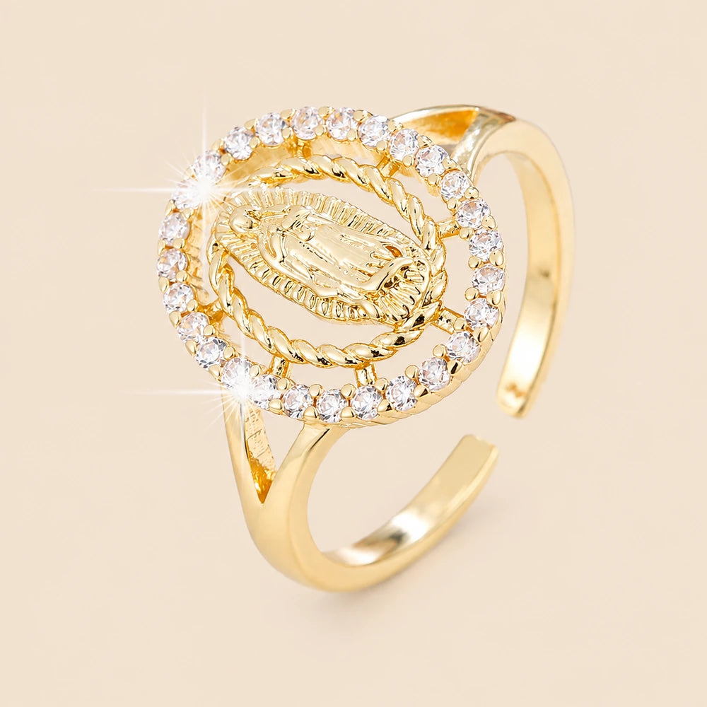 Anel Nossa Senhora Ajustável com Zircônia — golden white ajustável Soul Fé em fundo nude bege Soul Fé