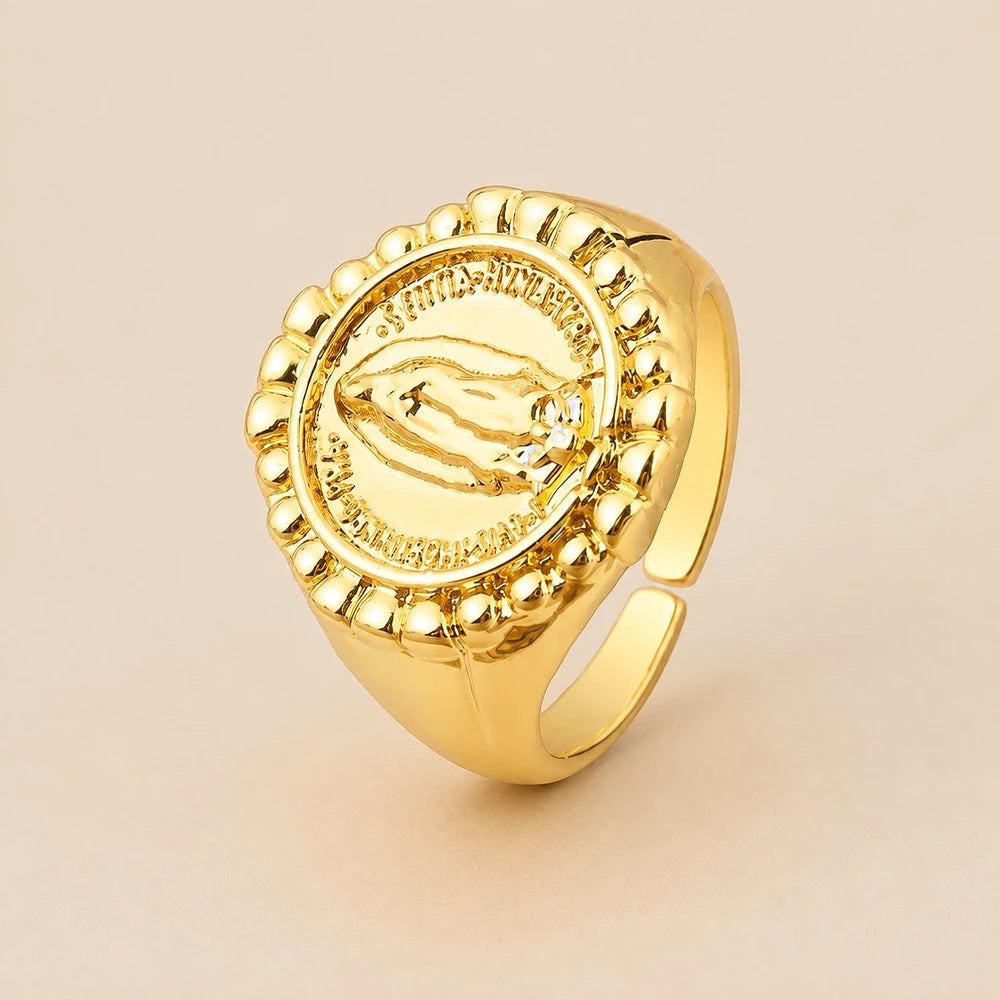 Anéis Nossa Senhora Ajustáveis com Zircônia — R849 ajustável Soul Fé em fundo nude bege Soul Fé