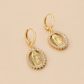 Conjunto Nossa Senhora com Colar e Brincos — E10297-01 Soul Fé em fundo nude bege Soul Fé