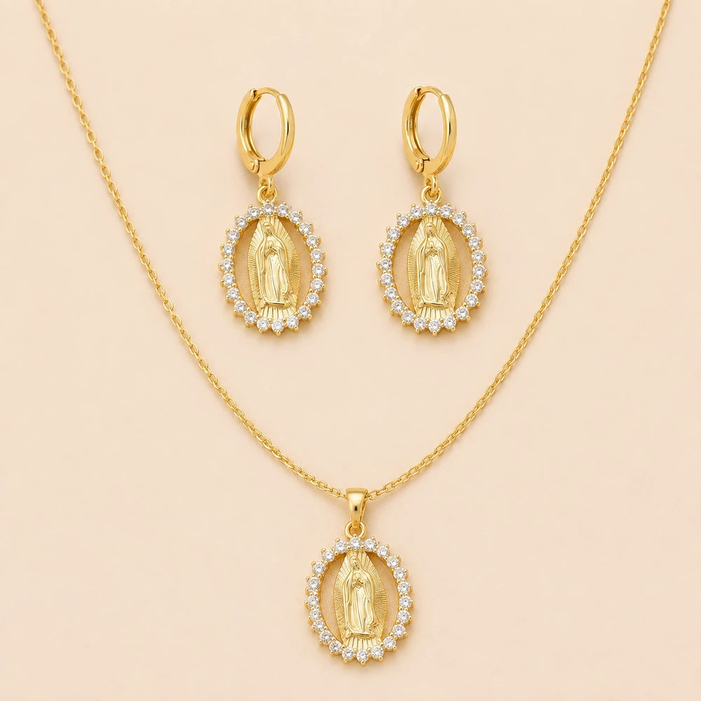 Conjunto Nossa Senhora com Colar e Brincos — TT-00564-01 Soul Fé em fundo nude bege Soul Fé