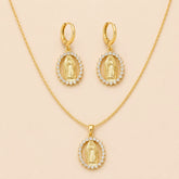 Conjunto Nossa Senhora com Colar e Brincos — TT-00564-01 Soul Fé em fundo nude bege Soul Fé
