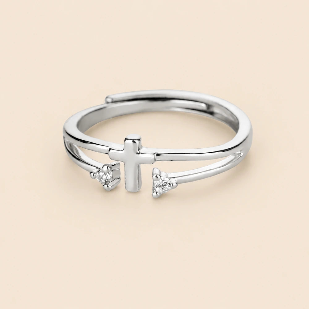Anel Cruz Ajustável em Aço Inoxidável com Zircônia — Silver Color ajustável Soul Fé em fundo nude bege Soul Fé